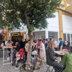 Vecinos, amigos y turistas unidos por el auténtico sabor andaluz