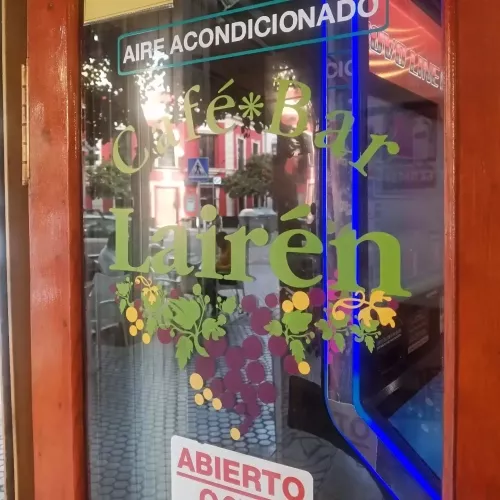 Cofrades y sonrisas que iluminan cada rincón del bar