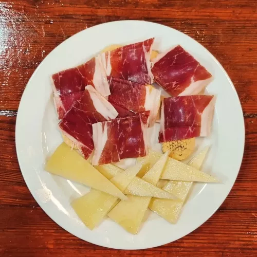Tapas con alma: Sabores auténticos en el centro de Sevilla
