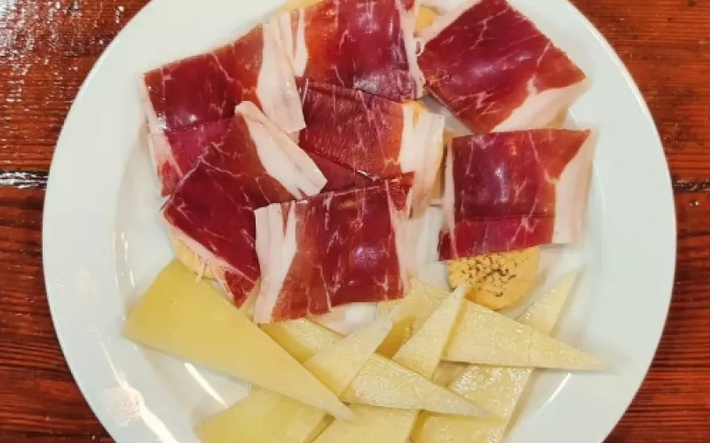 Tapas con alma: Sabores auténticos en el centro de Sevilla