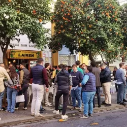 Sevilla vibra: Música, ambiente y sonrisas en cada mesa