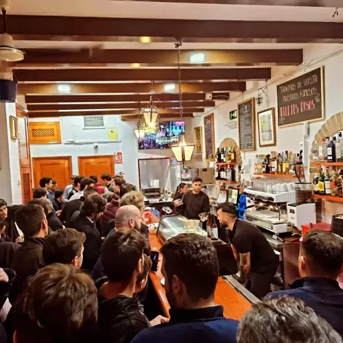 Andalucía en un plato: vecinos, amigos y turistas celebrando juntos