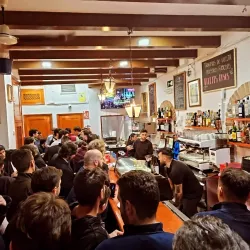 Sumérgete en la cultura sevillana entre risas y tapas